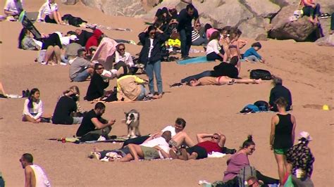 Barcelona prohibirá fumar en todas sus playas a partir de julio Vídeo