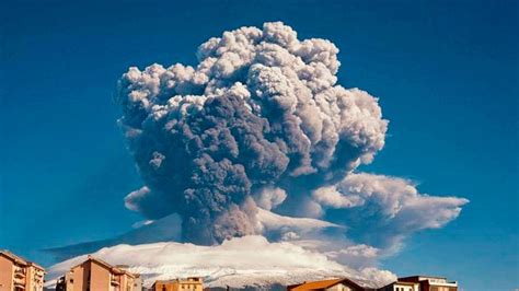 VIDEO : Italy's Mount Etna volcano spewing smoke and ash in new ...