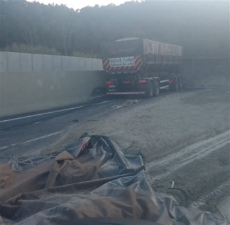 Carreta tomba na Raposo Tavares em São Roque e provoca congestionamento