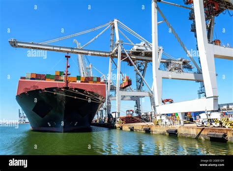 Gru Portuale Che Scarica Una Nave Portacontainer A Immagini E