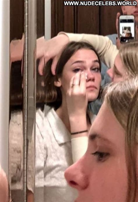 Oona Laurence Posing Hot Celebrity Beautiful Sexy Babe