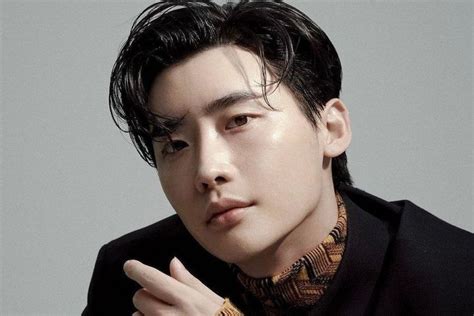 Lee Jong Suk Pertimbangkan Bermain Di Drama I M Against My Romance