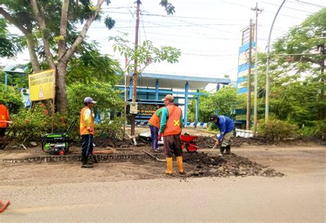 proyek jalan nasional dipertanyakan tambalan aspal  baureno