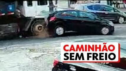 Caminhão desgovernado bate em veículos derruba poste e atinge fachada