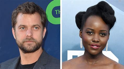 Erste Turtelfotos Joshua Jackson Und Lupita Halten Händchen