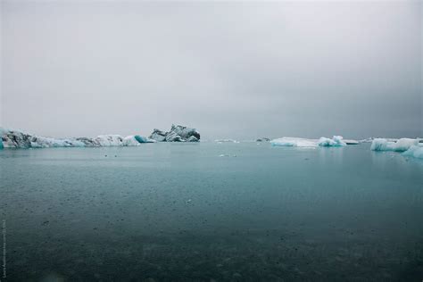 «Blue Lake Full Of Icebergs In Iceland» del colaborador de Stocksy ...