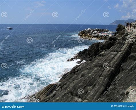 Ondas Que Causam Um Crash Nas Rochas Imagem De Stock Imagem De