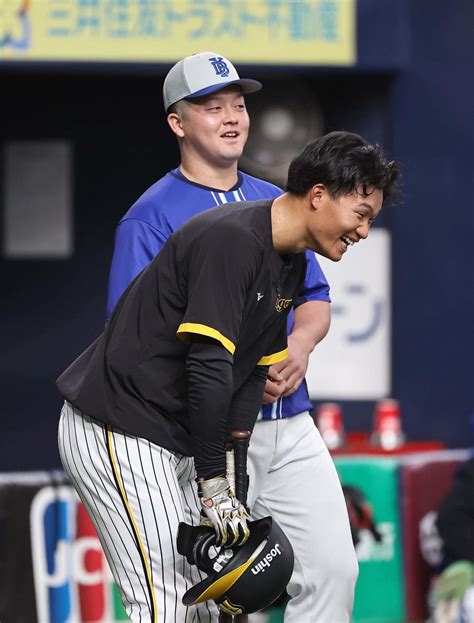 阪神ドラ1森下翔太中大先輩の牧秀悟にボディータッチ成功 試合前にあいさつしおなか触る プロ野球写真ニュース 日刊スポーツ