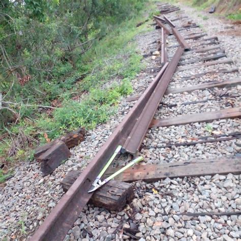 A Gazeta Trio é detido ao furtar trilhos de trem em ferrovia em Viana