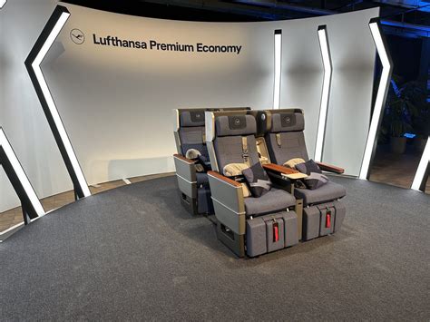 Finding USB ports at every seat on unique United CRJ550 is a thrill ... 