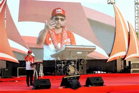 Mendagri Apresiasi Gerakan Nasional Pembagian 10 Juta Bendera Merah