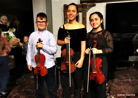 Els tres alumnes de l escola de música de violí que han ofert un