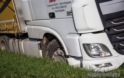 Lkw fährt sich bei Waging in Feld fest Spezial Bergung Fotos