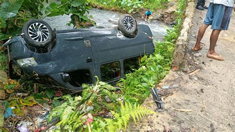 Mobil Angkot Terbalik Dua Penumpang Siswa Mts Labuan Meninggal