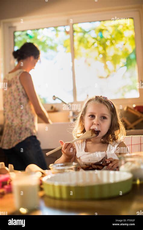 Cuatro Años Sonriente Chica Rubia Sentada A La Mesa De La Cocina