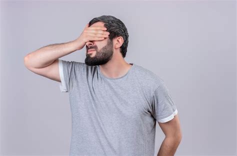 Jovem bonito homem caucasiano fechando os olhos a mão isolada no