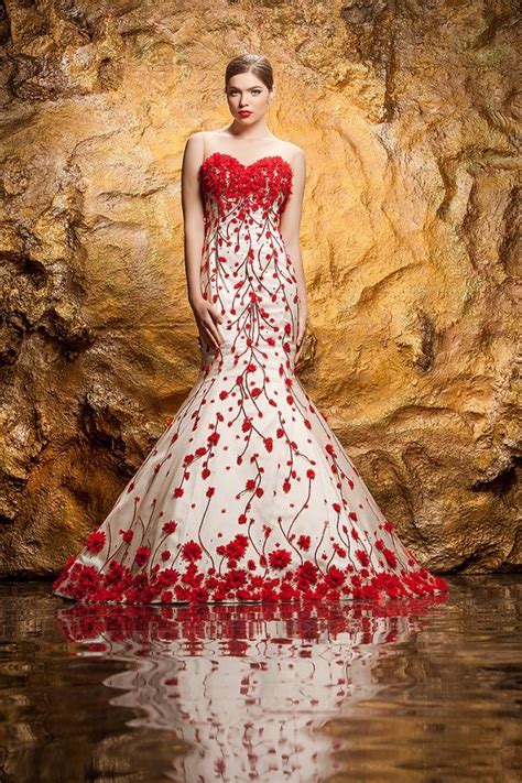 This magnificent wedding gown, as perfect as a lily flower, will give ...