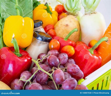 Frutas E Legumes Frescas No Cesto De Compras Foto De Stock Imagem De