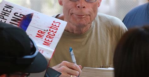 Stephen King Salue Ses Fans Dans Les Rues De New York Depuis La Sortie