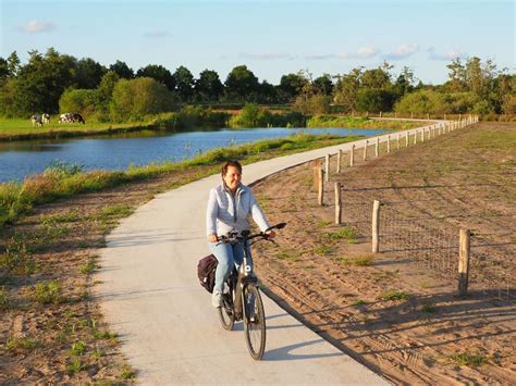 Nieuw Fietspad Langs Rivier De Lende Geopend Friesland Holland Travel