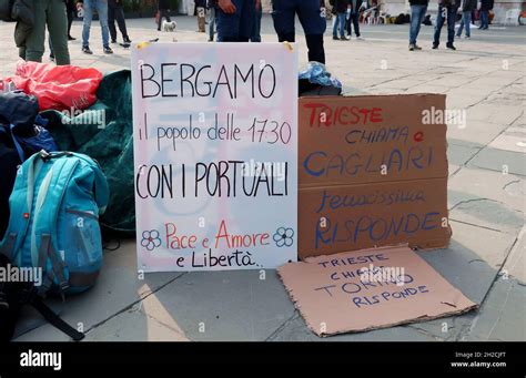 Poster Visti Alla Manifestazione Non Violenta No Green Pass In Piazza