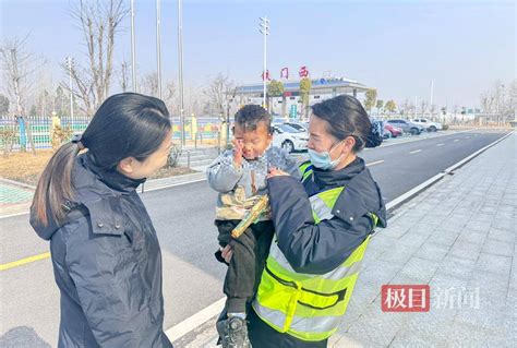 两岁男童误入高速收费站，收费员与民警接力助其找到家人孩子小男孩家长