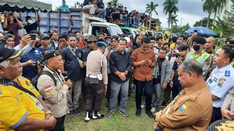 Demo Di Kantor Gubernur Sopir Truk Batu Bara Diminta Bikin Perusahaan