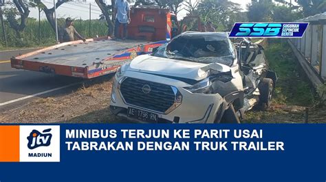 KAB MADIUN Minibus Terjun Ke Parit Usai Tabrakan Dengan Truk Trailer