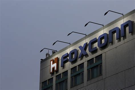 WATCH: Trump announces $10 billion Foxconn plant in Wisconsin | PBS News