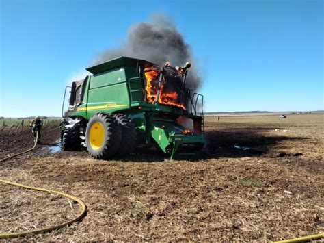 Una máquina cosechadora se prendió fuego en un campo LV16 ar