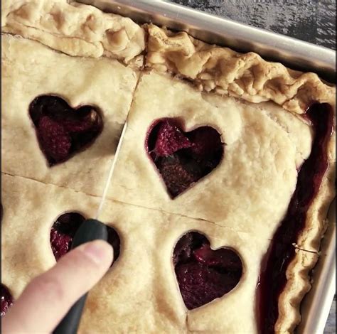 طريقة عمل وصفة الـ Chocolate Strawberry Slab Pie السهلة بالفيديو و