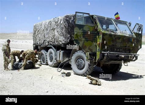 Repairing Army Vehicles Hi Res Stock Photography And Images Alamy