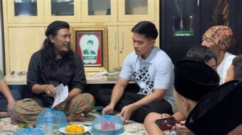 Kunjungi Rumah Agus Di Tanjung Priok Kaesang Dapat Kitab Wali Songo