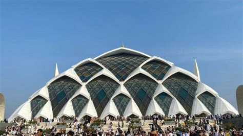 Momen Saat 5 000 Jemaah Padati Masjid Al Jabbar Untuk Laksanakan Salat