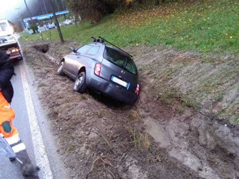 Ballabio Piani Di Balisio Auto Fuori Strada Finisce Nel Fossato