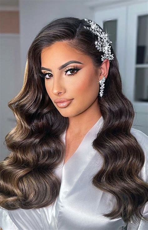 29 Glamorous Wedding Makeup Makeup For Wavy Hair Down Bridal Hair