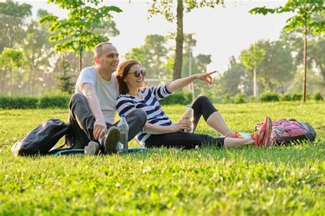 Pareja De Mediana Edad Sentada En La Estera De Yoga Hombre Y Mujer