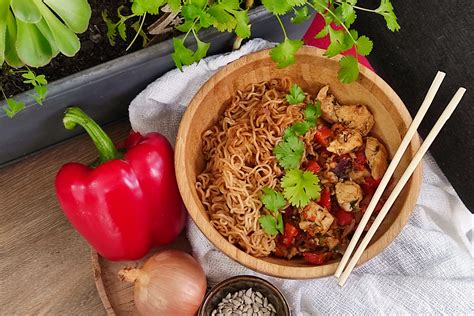 Wok De Poulet Poivron Et Ses Nouilles Asiatiques Express