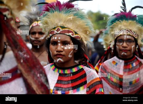 Traditional Costume From Papua Hi Res Stock Photography And Images Alamy