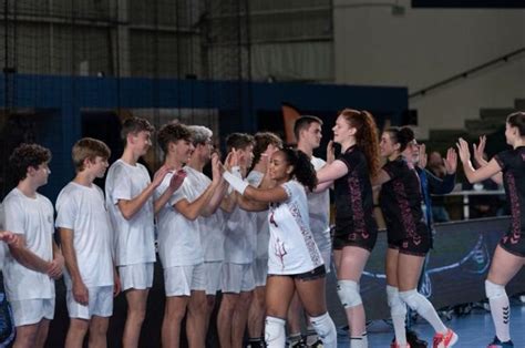 Match des Neptunes des élèves de lAS volley de Michelet ramasseurs