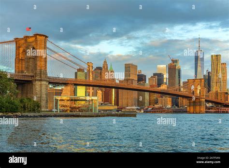 Sunrise at Brooklyn Bridge Park with view to Manhattan Skyline Stock ...