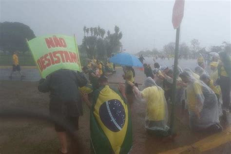 Vídeo Bolsonaristas Rezam Debaixo De Forte Chuva No Qg Do Exército