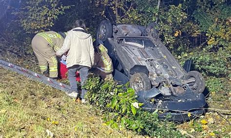 Auto Berschl Gt Sich Und Landet Auf Dach