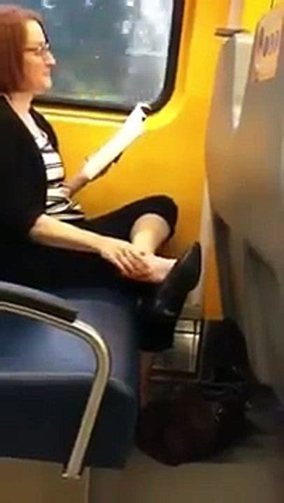 Una Donna Sul Treno Sta Leggendo Un Libro Mentre Si Mangia