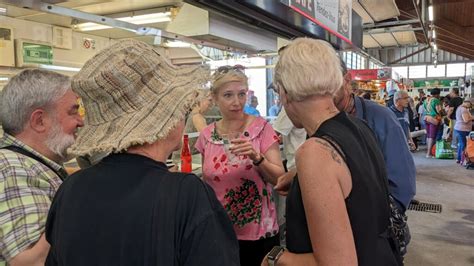 Au marché de Sevran Il est en train de tuer la France