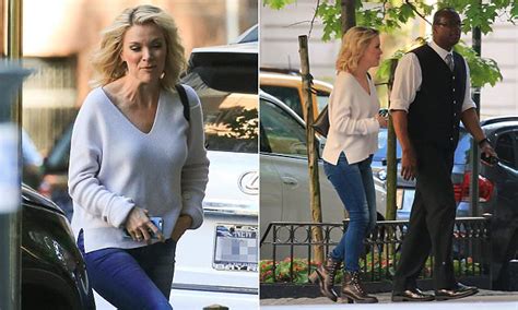 Megyn Kelly returns home in jeans and a V-neck sweater | Daily Mail Online