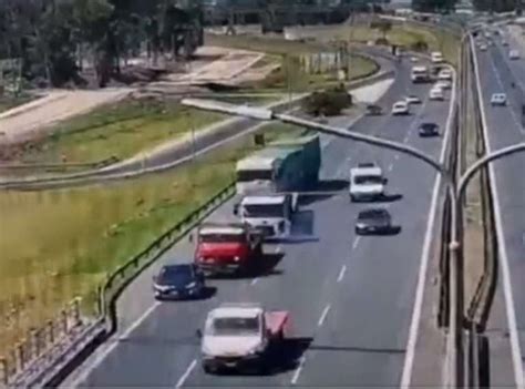 Video Impactante Choque De Tres Camiones Y Un Auto En Autopista Del