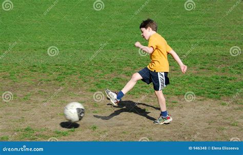 Menino Que Retrocede A Esfera De Futebol Foto De Stock Imagem De