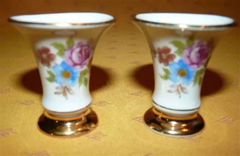 DEUX ANCIENS VERRES à liqueur en porcelaine de Limoges décor floral