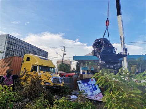 Accidente entre yipeta y camión en la Máximo Gómez con San Martín deja